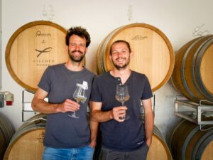 Fischer-Weine-Klaus und Bernhard Fischer im Weinkeller