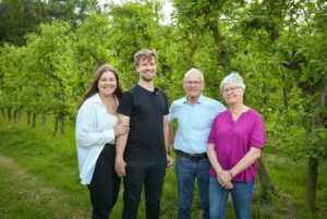 Loidl-Familie Loidl_ Mutter Maria_Vater Fritz_Tobias und Freundin Kathi